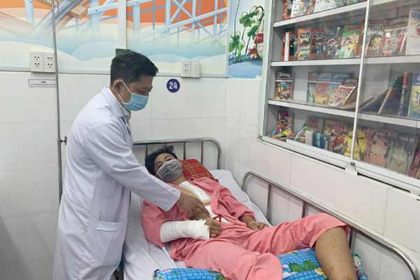 15 y bác sĩ phẫu thuật 14 tiếng cứu thiếu niên bị tai nạn giao thông