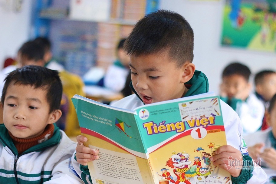 Cử tri đề nghị Bộ GD-ĐT có giải pháp giảm giá sách giáo khoa