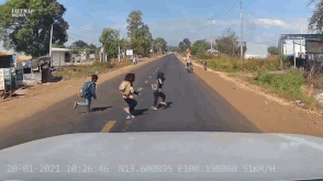 Cú đạp phanh thần tốc của tài xế khi đám trẻ đột ngột băng qua đường