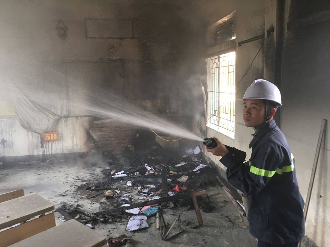 Cháy phòng học ở Nghệ An, hàng trăm học sinh phải sơ tán