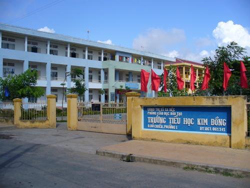 Phụ huynh cầm băng - rôn đến trường phản đối thay hiệu trưởng