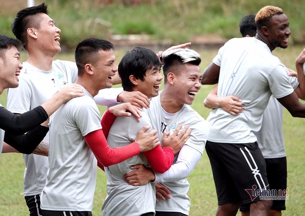 V-League hoãn vì Covid-19: Cầu thủ về quê sớm, Hà Nội vẫn tập