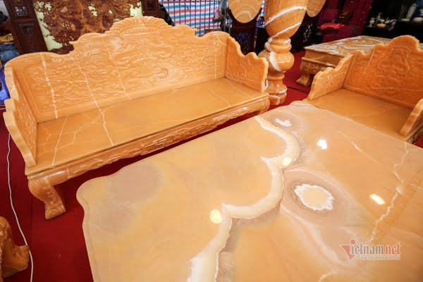 Tận mắt bộ bàn ghế ngọc quý gần 2 tỷ đồng của đại gia Ninh Bình