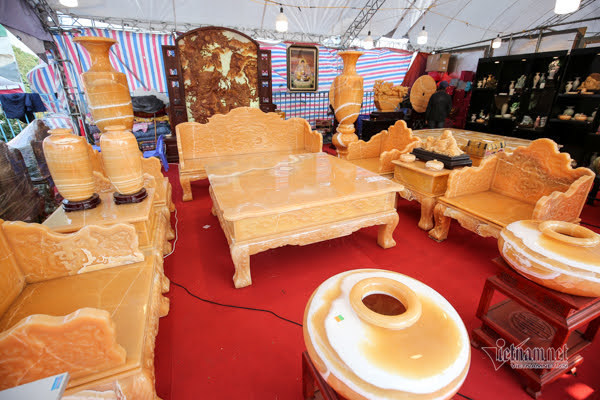 Tận mắt bộ bàn ghế ngọc quý gần 2 tỷ đồng của đại gia Ninh Bình