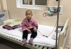 Bị ung thư di căn, bé gái 6 tuổi xin mẹ đưa về nhà "chờ chết"