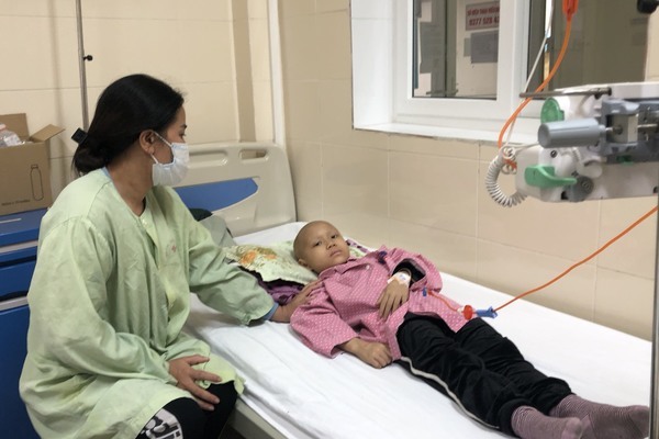 Bị ung thư di căn, bé gái 6 tuổi xin mẹ đưa về nhà 'chờ chết'