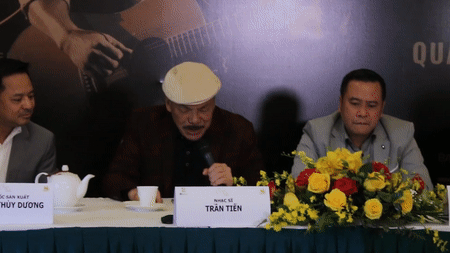 Nhạc sĩ Trần Tiến hát ca khúc sáng tác trên giường bệnh