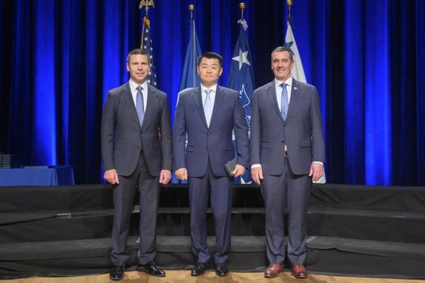 Vệ sĩ gốc Á của ông Biden 'nổi như cồn' bởi lý do bất ngờ