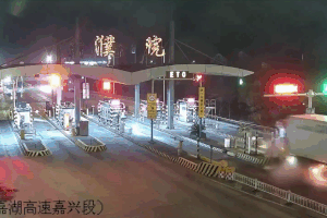 Tài xế buồn ngủ, tông xe container vào trạm thu phí