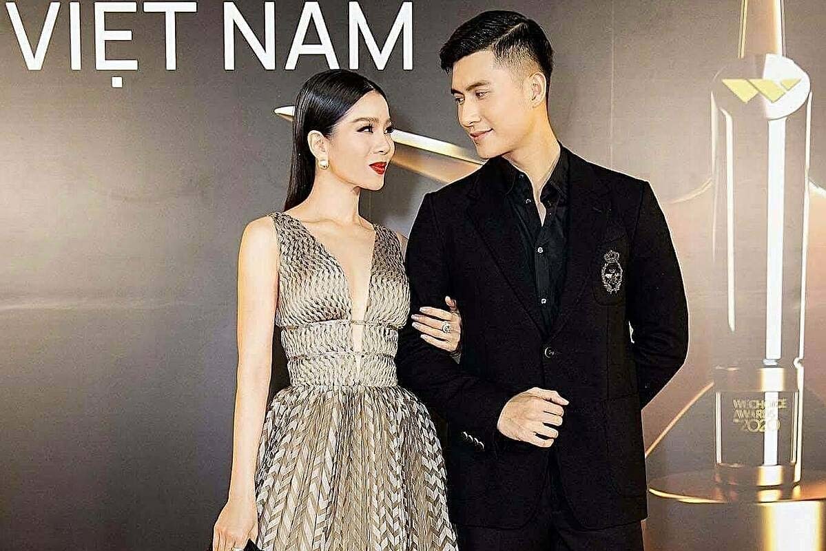 Lệ Quyên khoác tay nhìn Lâm Bảo Châu đắm đuối