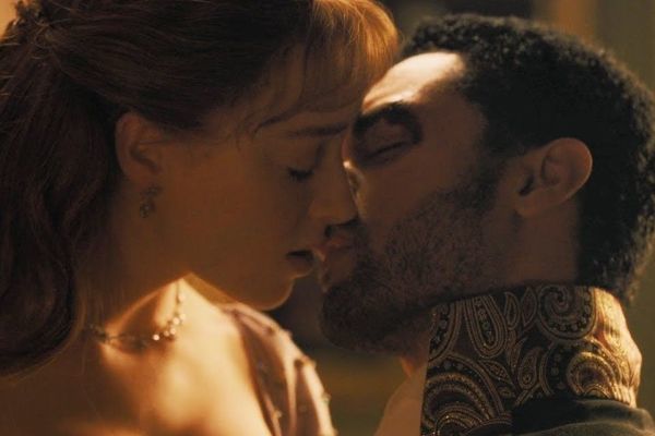 Nam chính 'Bridgerton' tập gym 90' mỗi sáng để thân hình quyến rũ