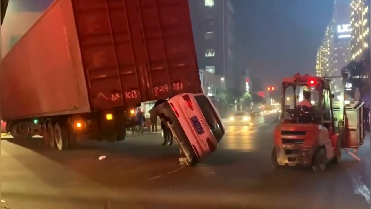 Xe con 'nhấc bổng' đuôi container đang vào cua