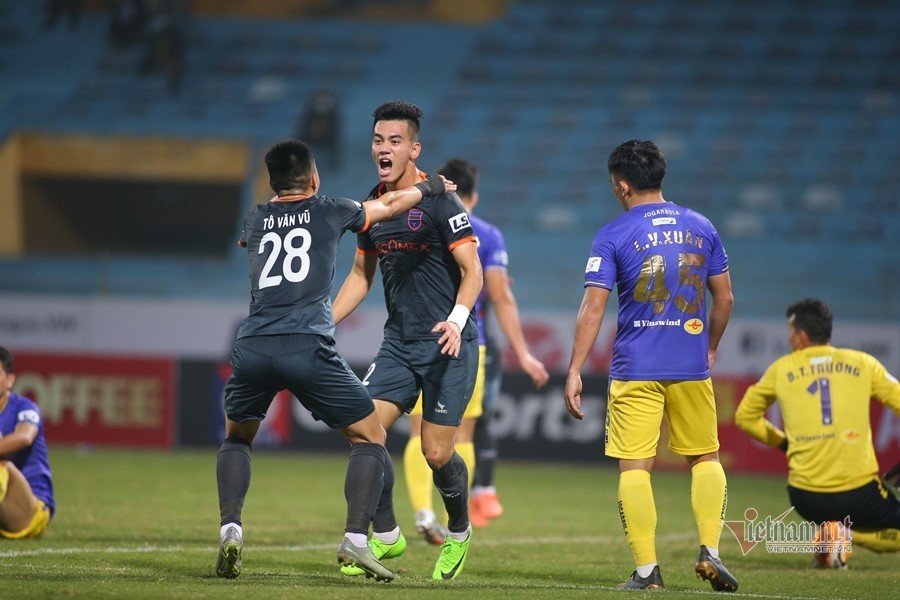 Tiến Linh lập công, Bình Dương gieo sầu cho Hà Nội FC