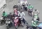 Chục người vây xe, dàn cảnh móc túi táo tợn trên đường Sài Gòn