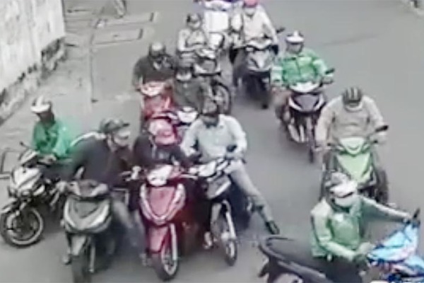 Chục người vây xe, dàn cảnh móc túi táo tợn trên đường Sài Gòn