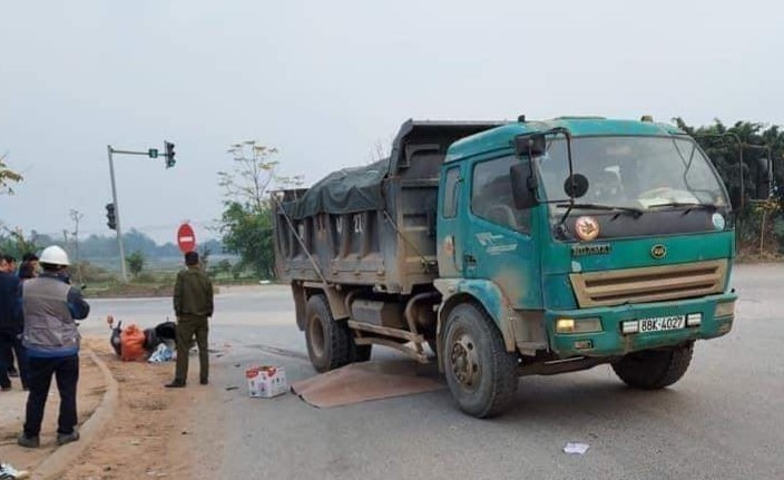 Cô gái bị xe chở đất tông tử vong ở Vĩnh Phúc