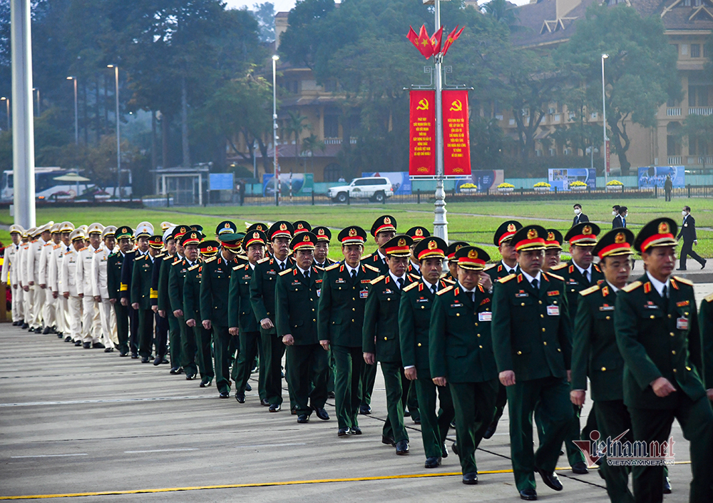 Lãnh đạo và đại biểu dự Đại hội Đảng viếng Chủ tịch Hồ Chí Minh