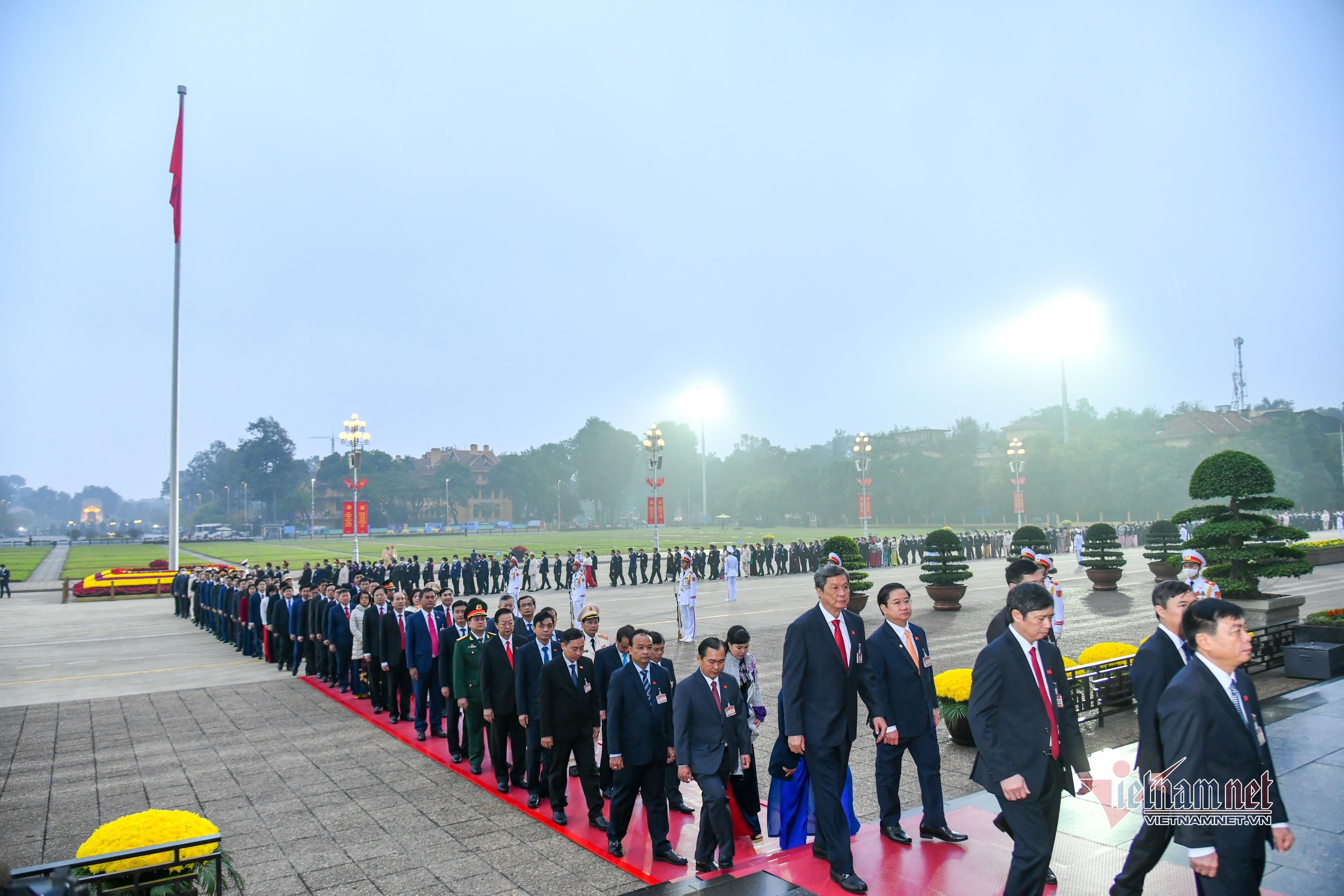 Lãnh đạo và đại biểu dự Đại hội Đảng viếng Chủ tịch Hồ Chí Minh