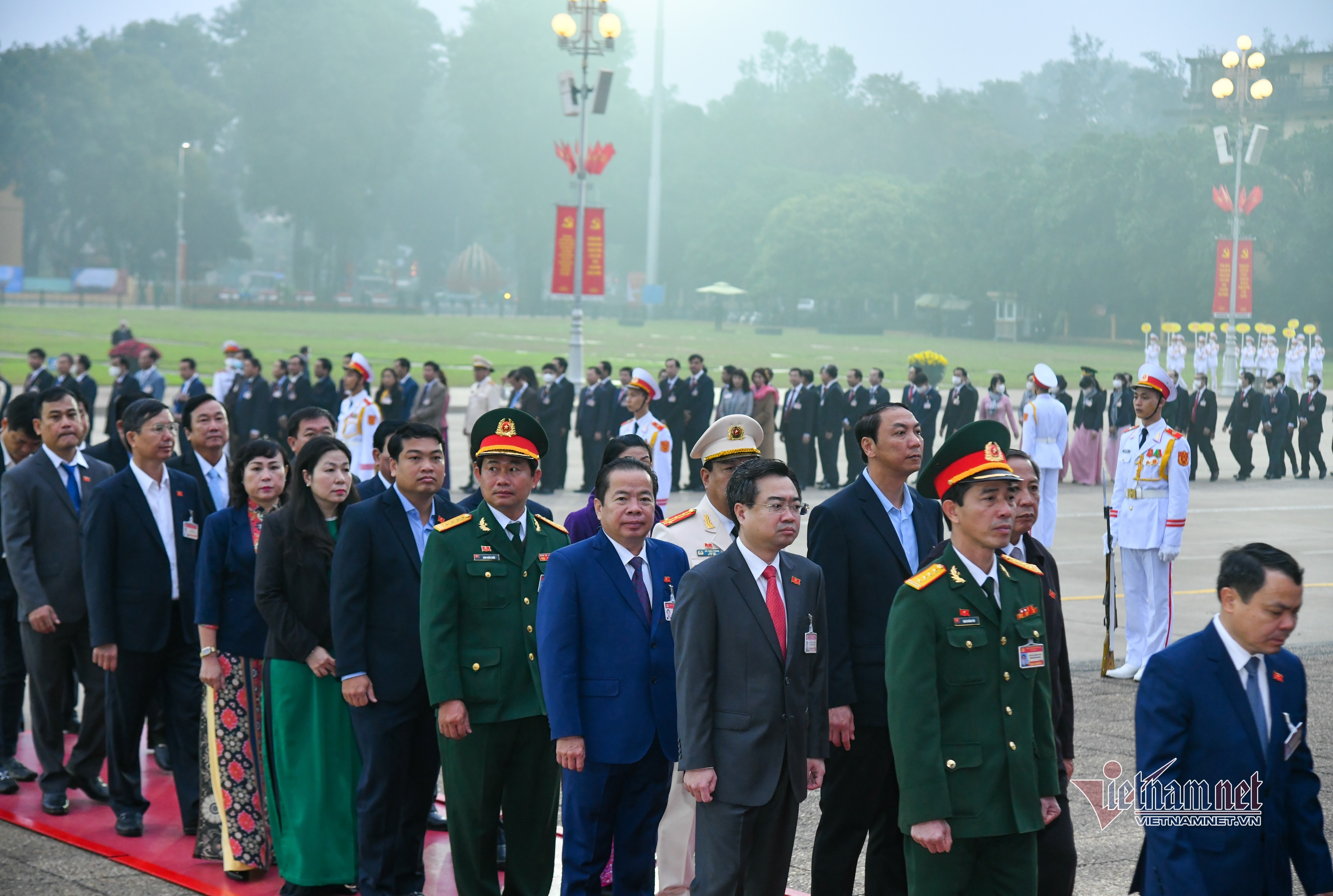 Lãnh đạo và đại biểu dự Đại hội Đảng viếng Chủ tịch Hồ Chí Minh
