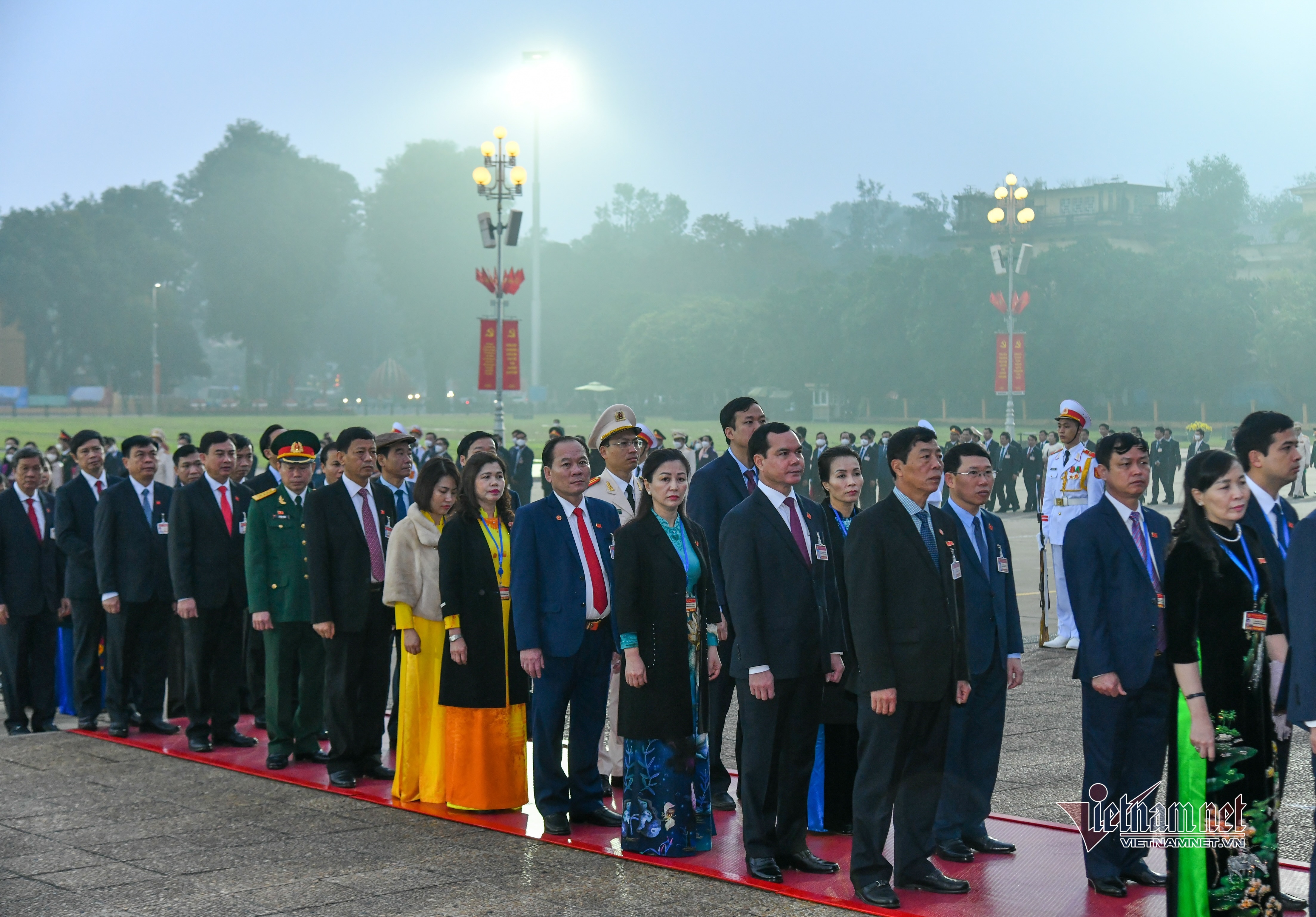 Lãnh đạo và đại biểu dự Đại hội Đảng viếng Chủ tịch Hồ Chí Minh