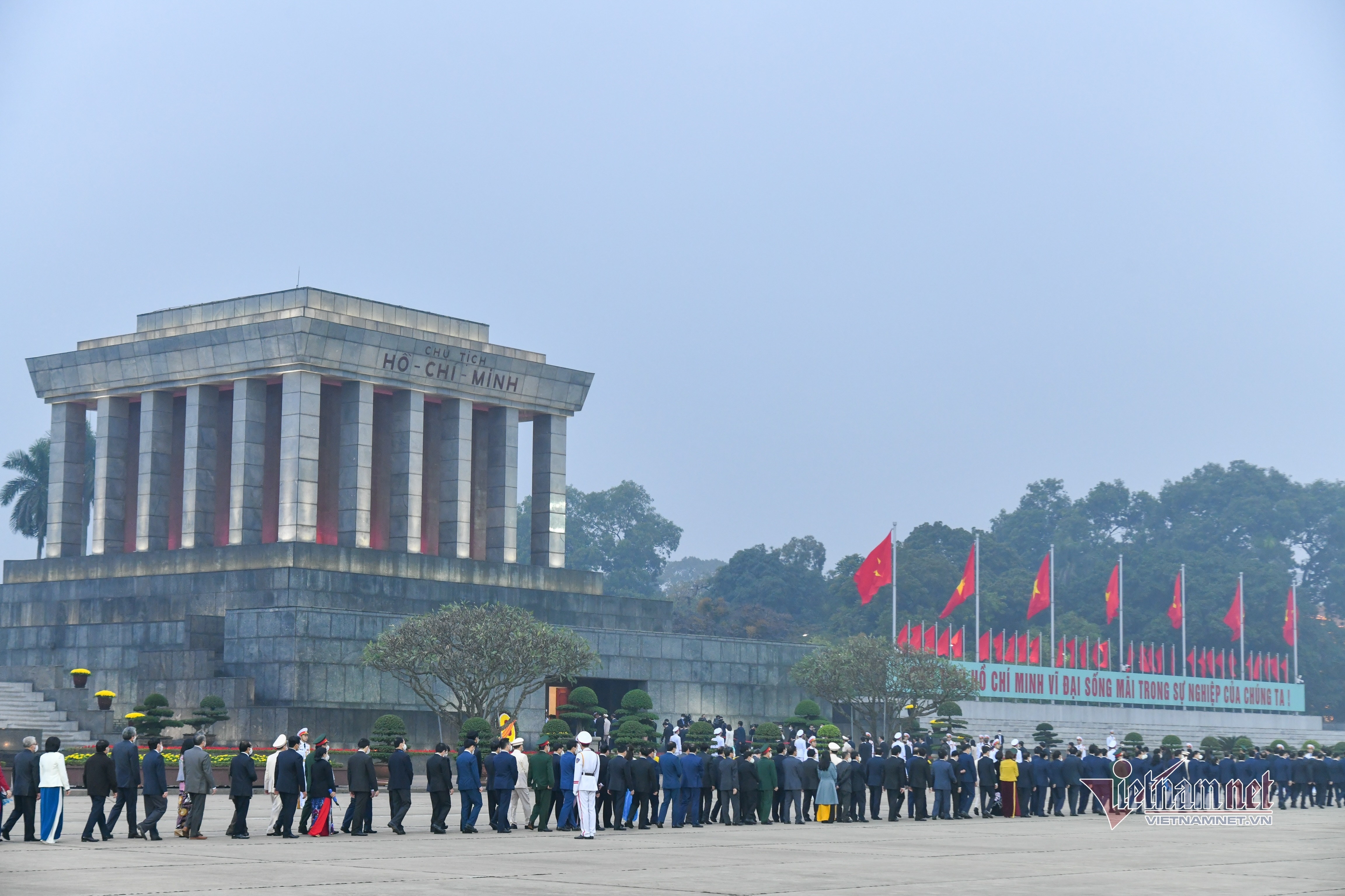 Lãnh đạo và đại biểu dự Đại hội Đảng viếng Chủ tịch Hồ Chí Minh