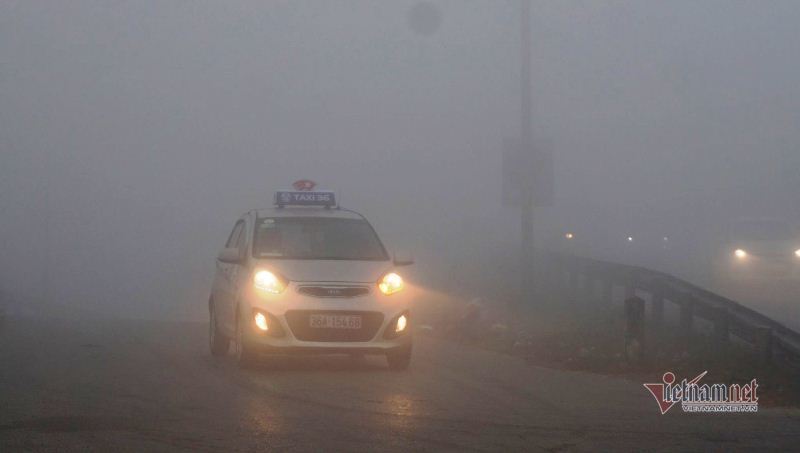 Sương mù dày đặc, ô tô 'bò' trên quốc lộ ở Thanh Hóa