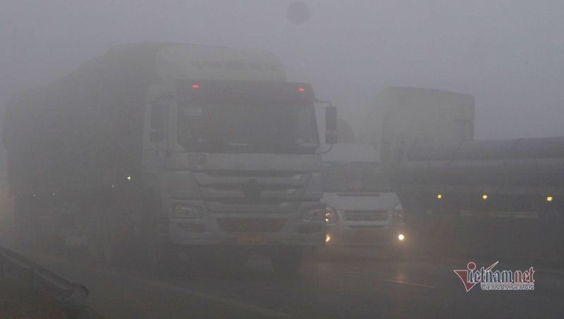 Sương mù dày đặc, ô tô 'bò' trên quốc lộ ở Thanh Hóa