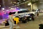 Cảnh sát Mỹ bất thần lao xe vào đám đông tụ tập giữa đường