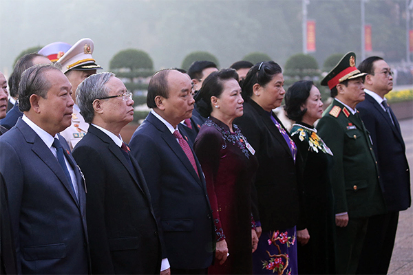 Delegates to National Party Congress pay tribute to President Ho Chi Minh