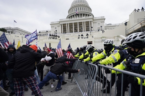 Nhiều nghị sĩ bị đe dọa tính mạng khi tham gia luận tội ông Trump