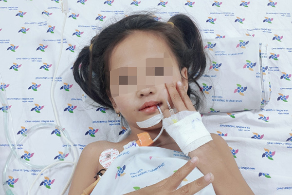 Mắc chứng rối loạn thần kinh hiếm gặp, bé gái đột ngột mất khả năng đi lại