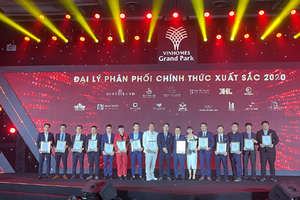 Việt Á Land - Top 2 đại lý Gold xuất sắc nhất năm 2020 của Vinhomes