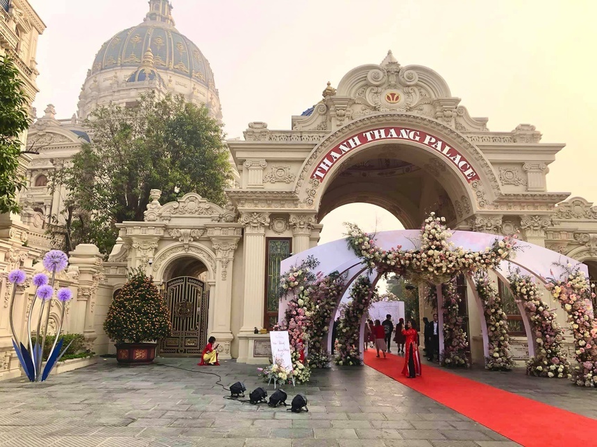 Gia thế người tổ chức đám cưới trong lâu đài dát vàng ở Ninh Bình