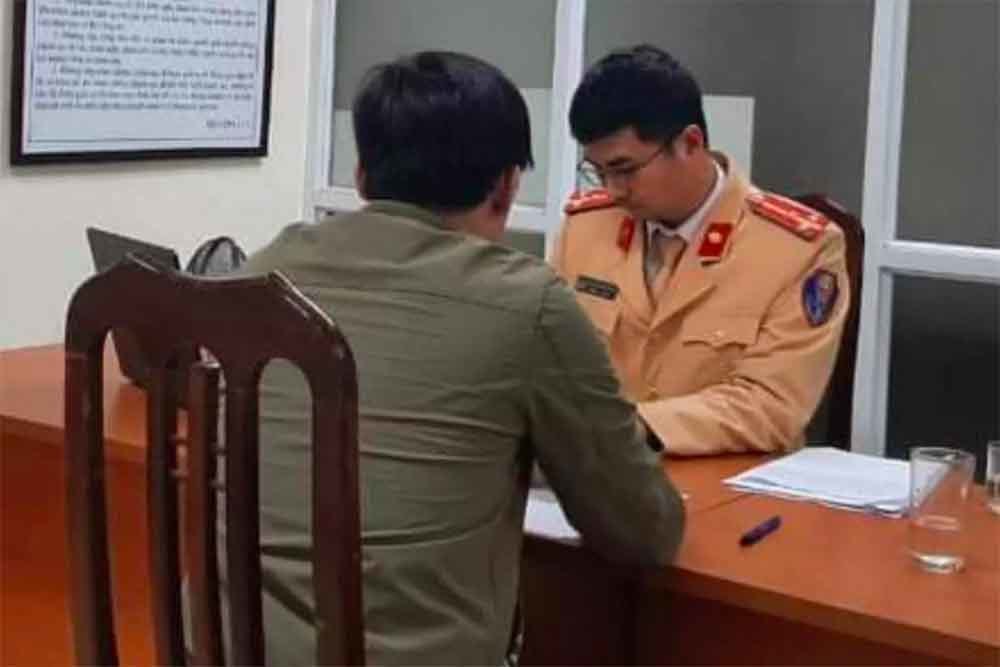 CSGT xử phạt lái xe máy lao theo đoàn phục vụ Đại hội Đảng XIII