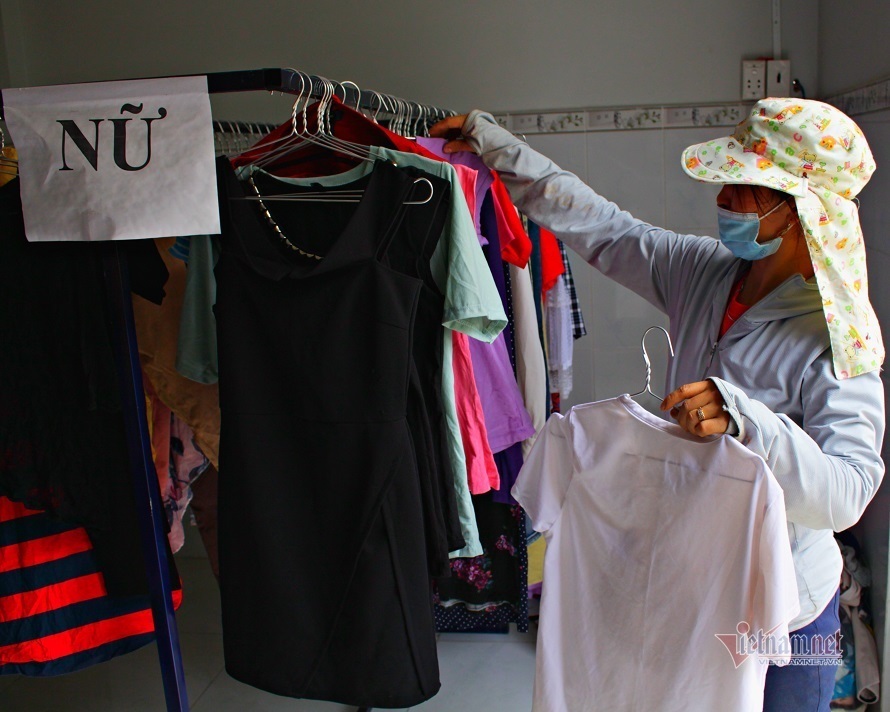 Zero-dong clothing shop welcomes Saigonese who need help