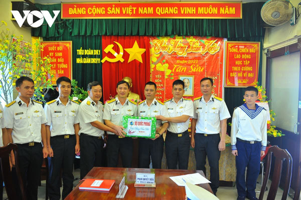 Soldiers on DK1 platforms receive festive gifts ahead of Tet