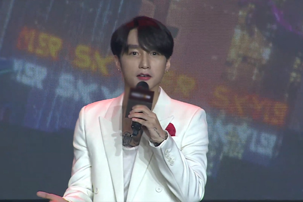 Sơn Tùng diện vest bảnh bao tươi tắn sau những ồn ào tình cảm