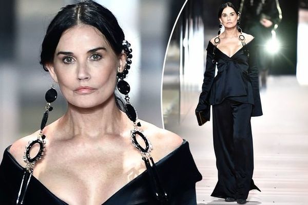 U60 Demi Moore lần đầu làm người mẫu show Prada