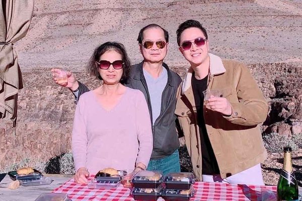 Nhật Tinh Anh hạnh phúc khi lần đầu đón Tết tại Mỹ cùng bố mẹ