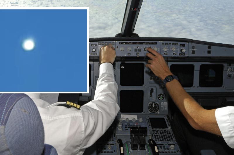 Phi công chạm trán 'đĩa bay' sáng chói lọi giữa trời