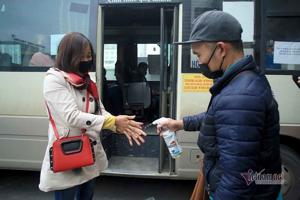 Kiên quyết mời ra khỏi Bến xe Mỹ Đình người không đeo khẩu trang