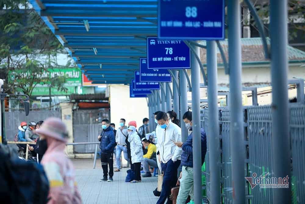 Kiên quyết mời ra khỏi Bến xe Mỹ Đình người không đeo khẩu trang