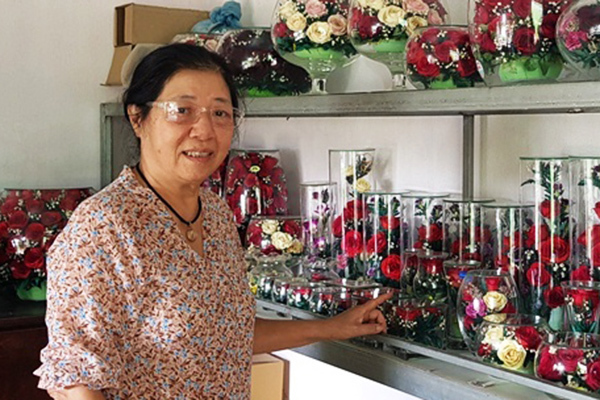 Thanh Hoa woman ‘uses magic’ to keep flowers fresh for 10 years