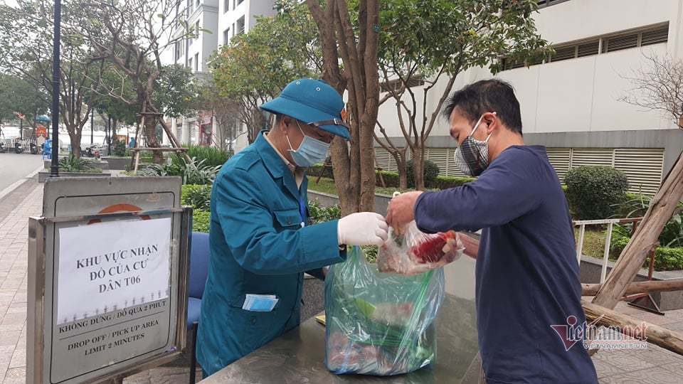 Tiếp tế lương thực vào tòa T6 Times City, nơi có ca bệnh 1581