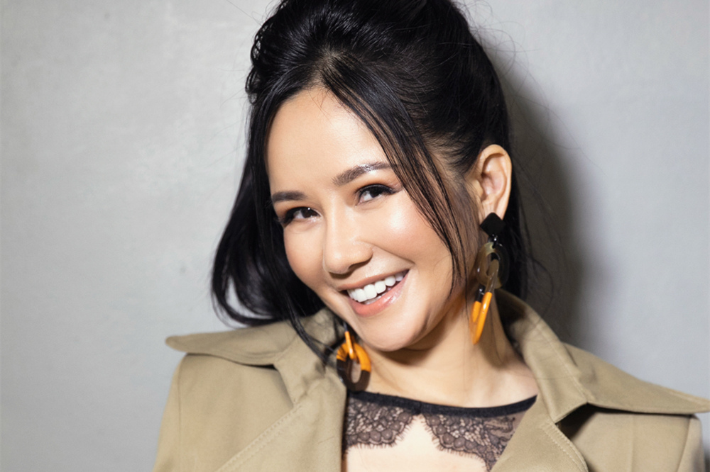 Diva Hồng Nhung gợi cảm mừng đàn em ra mắt BST mới