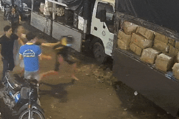 Nam thanh niên bị kẻ lạ mặt đâm gục trong chợ ở Biên Hòa