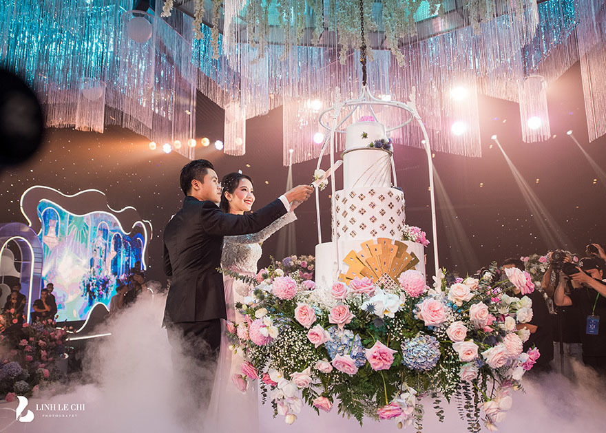 Sân khấu pha lê hàng tỷ đồng của đám cưới Phan Thành - Primmy Trương