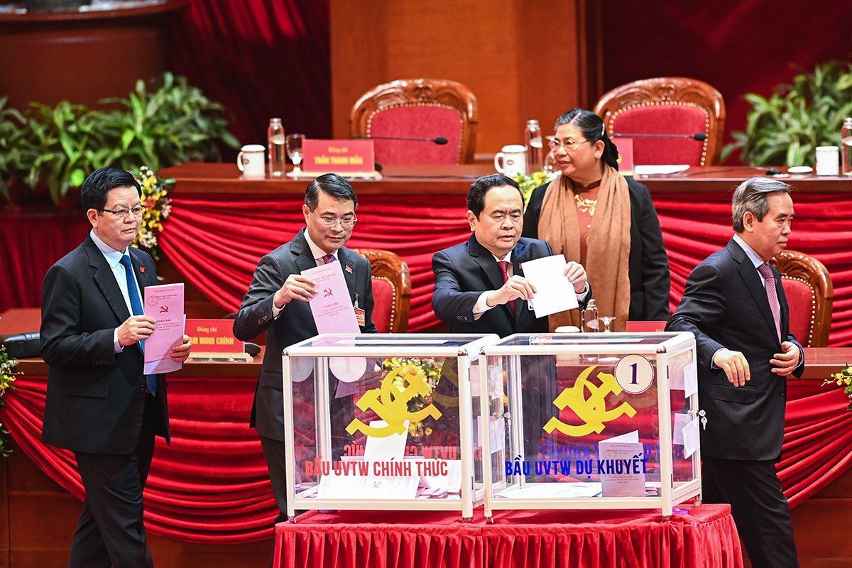 Những ủy viên Bộ Chính trị, Ban Bí thư tái cử Trung ương khóa XIII