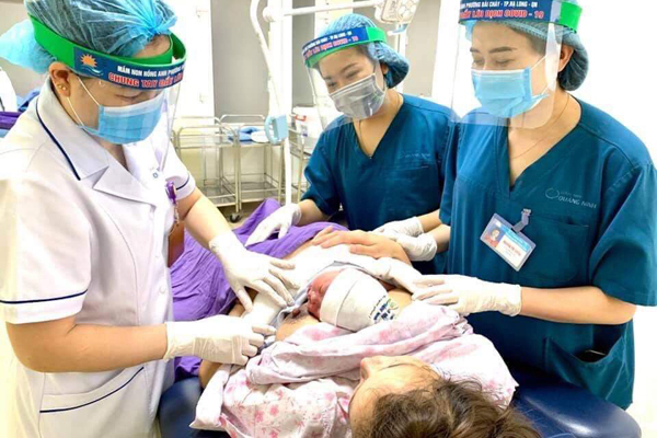 Sản phụ sinh bé gái 2,5 kg trong khu cách ly ở Quảng Ninh