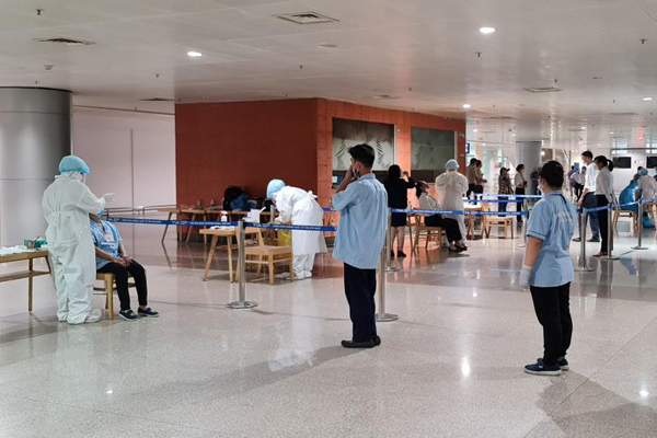 Toàn bộ nhân viên sân bay Tân Sơn Nhất lấy mẫu xét nghiệm nCoV